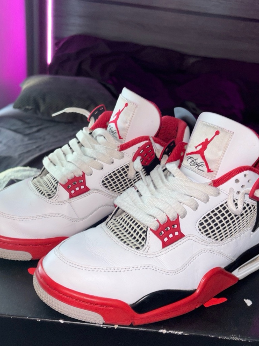 Jordan 4 fire reds
